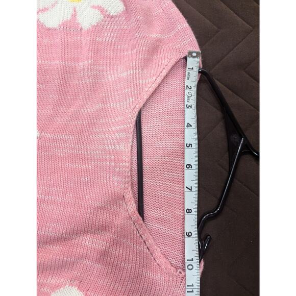 Cheerful pink knit sweater w/daisy graphic intentionally distressed size M (6) - Picture 6 of 7